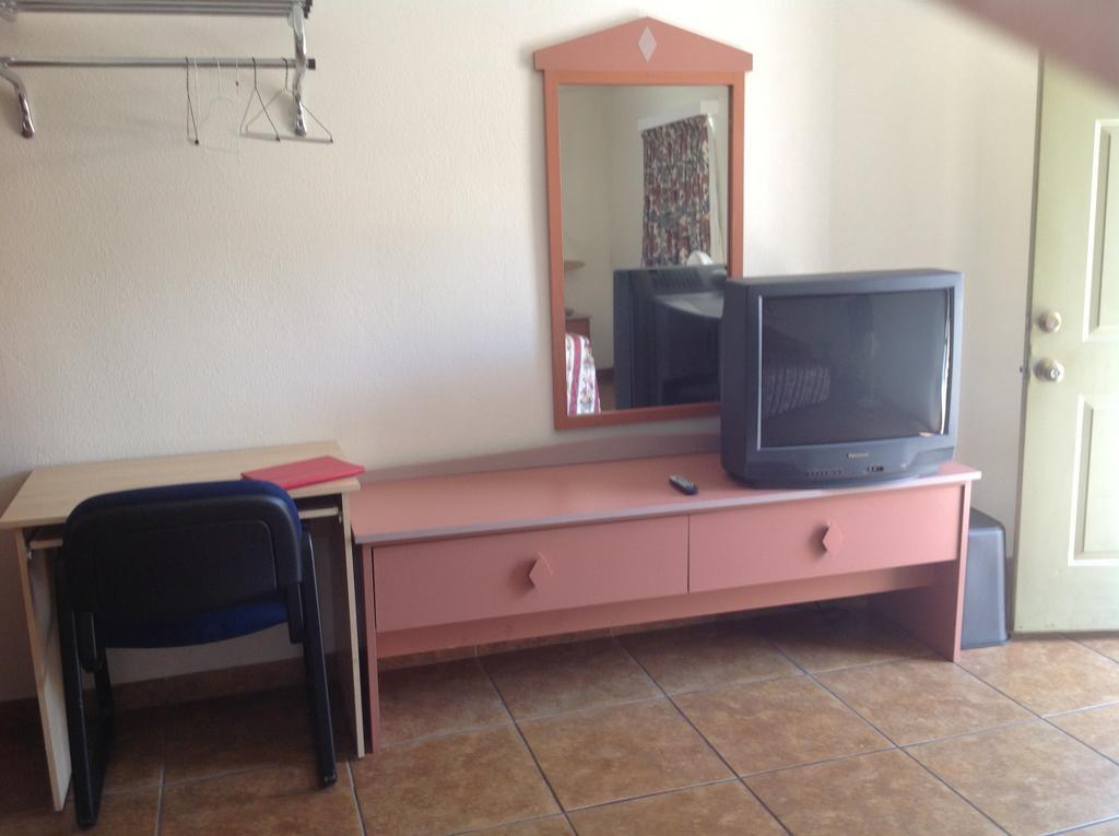 Redwood Motel Chandler Room photo