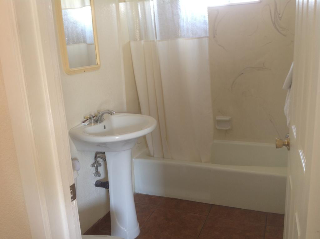 Redwood Motel Chandler Room photo